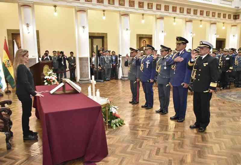  Carlos Orellana Centellas tomó juramento este miércoles como nuevo Comandante de las Fuerzas Armadas del país. La mandataria Jeanine Añez, tomó juramente en Palacio Quemado