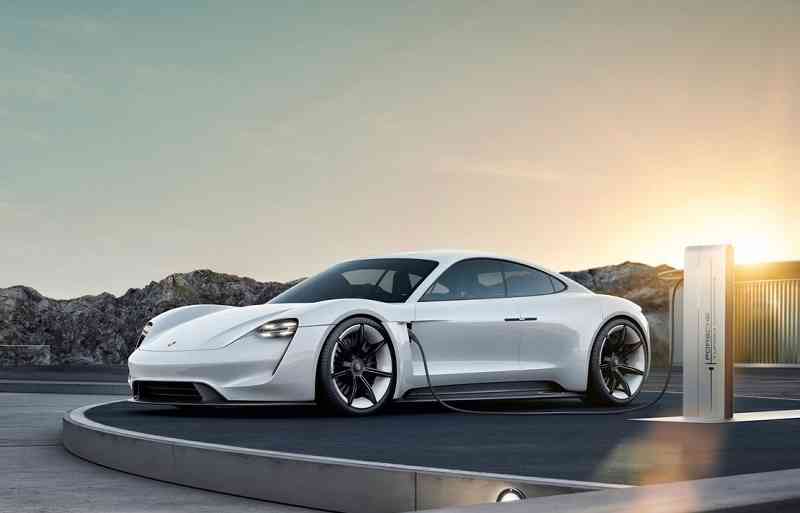 La carga rápida es el santo grial de los coches eléctricos: el Porsche Taycan muestra el camino con su tecnología de carga a 800V