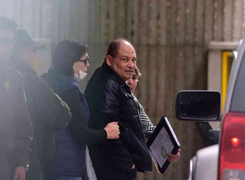Policías arrestan al exministro Romero y lo llevan a la Fiscalía para que declare por el caso Uelicn