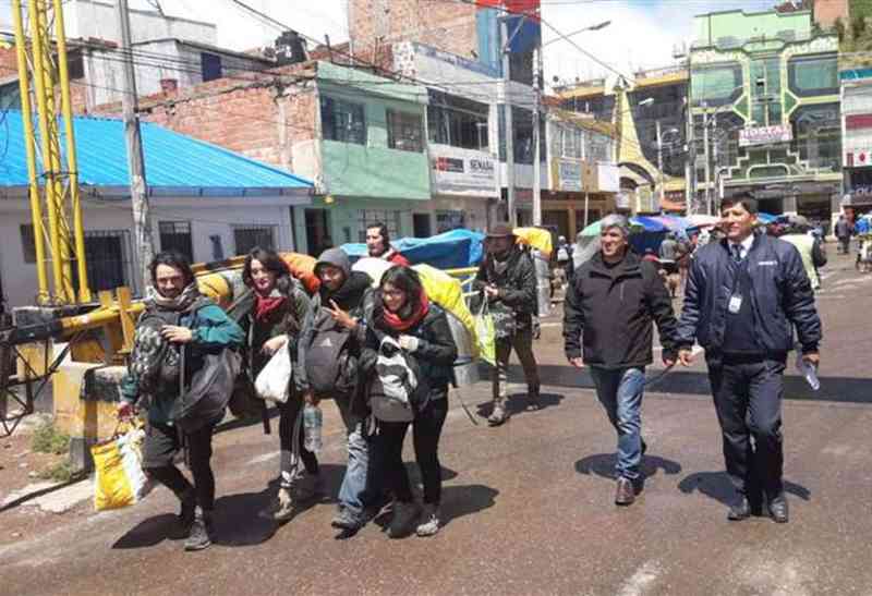 Turistas expulsados de Perú por daños a Machu Picchu ya están en Bolivia