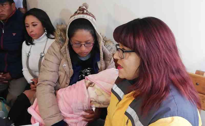 Aparece la bebé raptada en El Alto; la responsable la dejó con una nota de arrepentimiento