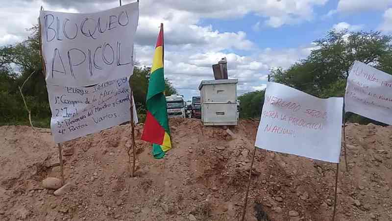 Decenas de vehículos varados en el bloqueo de Villa Montes