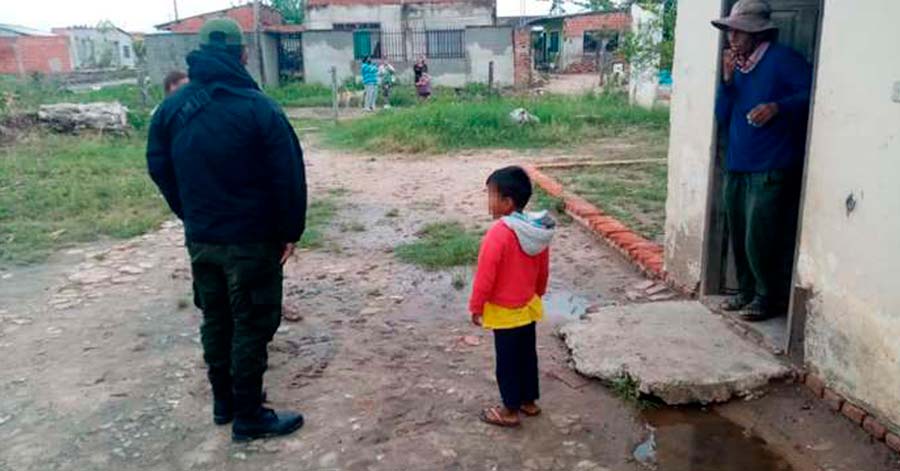 La Felcv rescató a un niño de 5 años que era encadenado a una palmera por su mamá en Montero