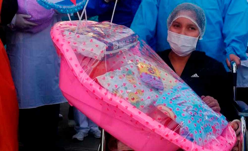 Paciente de Covid que dio a luz logra recuperarse y bautiza a su hija como Victoria