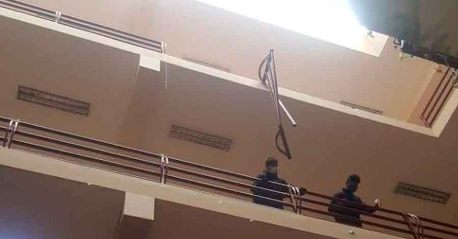 Siete estudiantes cayeron al romperse una baranda en la UPEA y hay al menos tres fallecidos